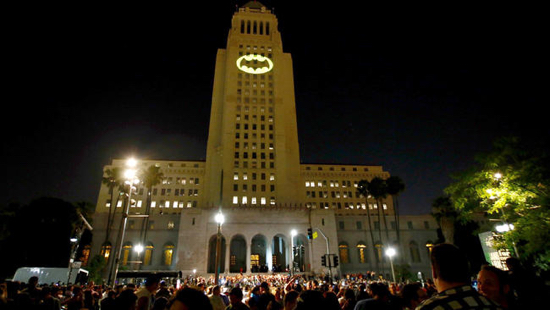 la-batman-lights-up-city-hall-1343378